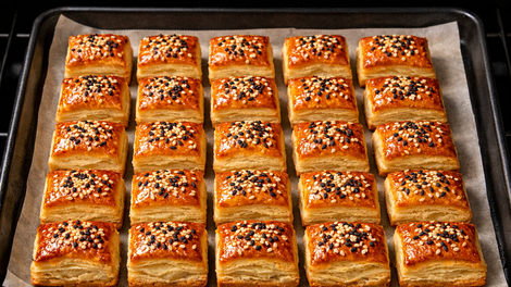 Mini pite, pečene v 15 minutah: en grižljaj in zaželeli si boste ves pekač