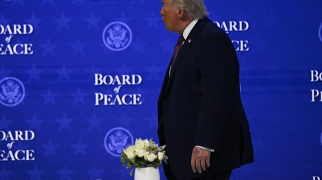 Trump presenetil z novo modrico na roki: »Želi, da bi bila njegova kri redkejša«