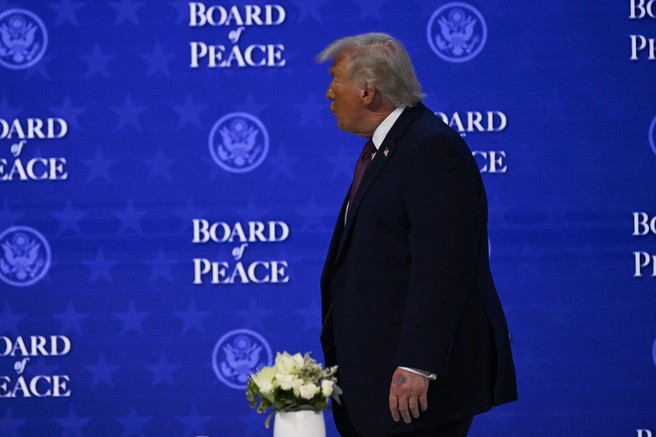 Trump presenetil z novo modrico na roki: »Želi, da bi bila njegova kri redkejša«