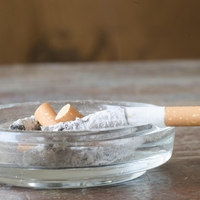 Kako se za zmeraj znebiti vonja cigaret? Ta domači trik osveži stanovanje hitreje kot zračenje