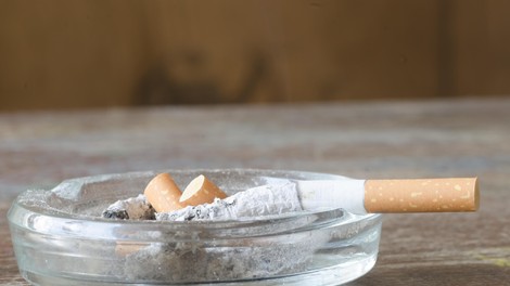 Kako se za zmeraj znebiti vonja cigaret? Ta domači trik osveži stanovanje hitreje kot zračenje