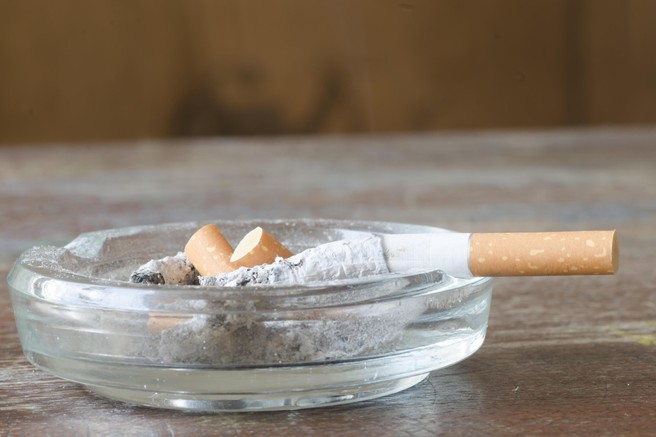 Kako se za zmeraj znebiti vonja cigaret? Ta domači trik osveži stanovanje hitreje kot zračenje