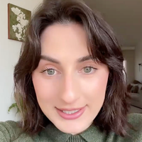 Razkrila je, kako bi se imenovala po poroki, če bi prevzela zaročenčev priimek: ljudje so se nasmejali do solz