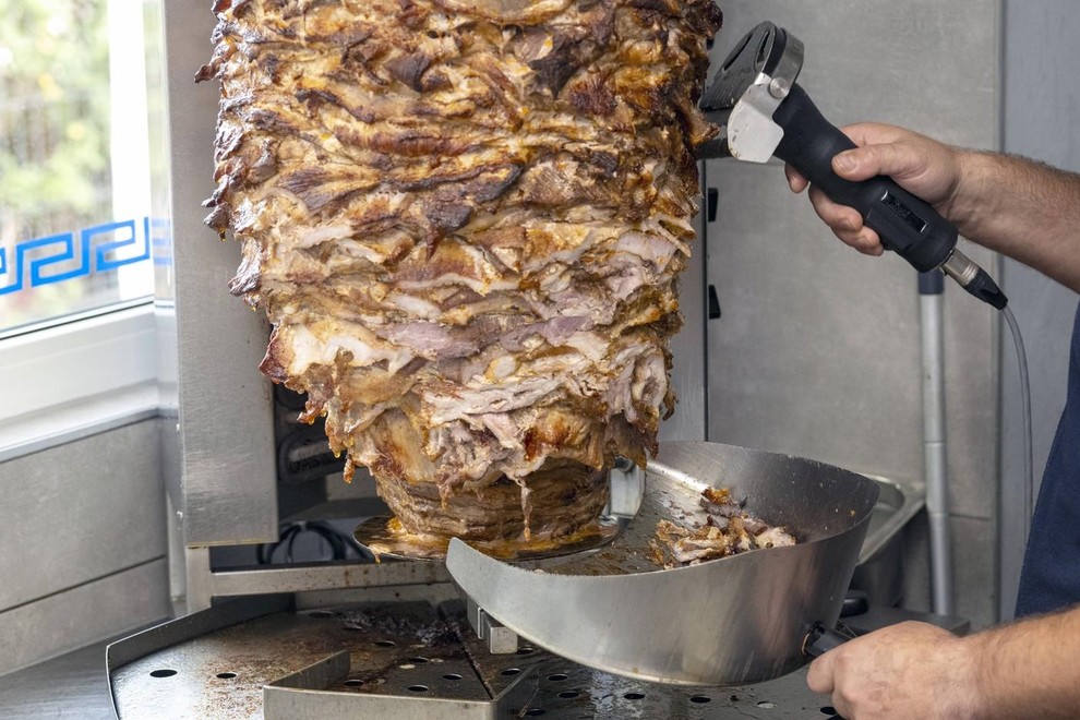kebab meso prodaja hitra hrana ostanki razkritje delavec prehranjevanje zdravje nevarno