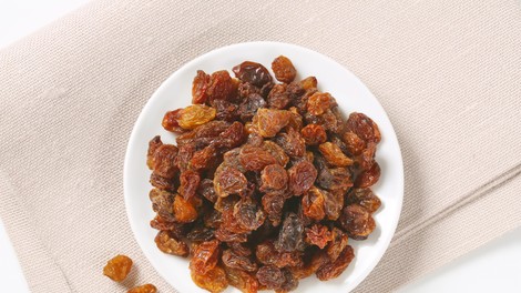 Vsi posežemo po tabletah, rešitev pa je v kuhinji: tako rozine pomagajo pri 3 pogostih težavah (VIDEO)