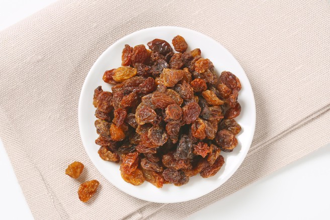 Vsi posežemo po tabletah, rešitev pa je v kuhinji: tako rozine pomagajo pri 3 pogostih težavah (VIDEO)