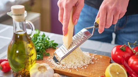 Ta sir je najboljši za hujšanje: spodbuja izločanje dopamina in nasiti, vendar ne redi