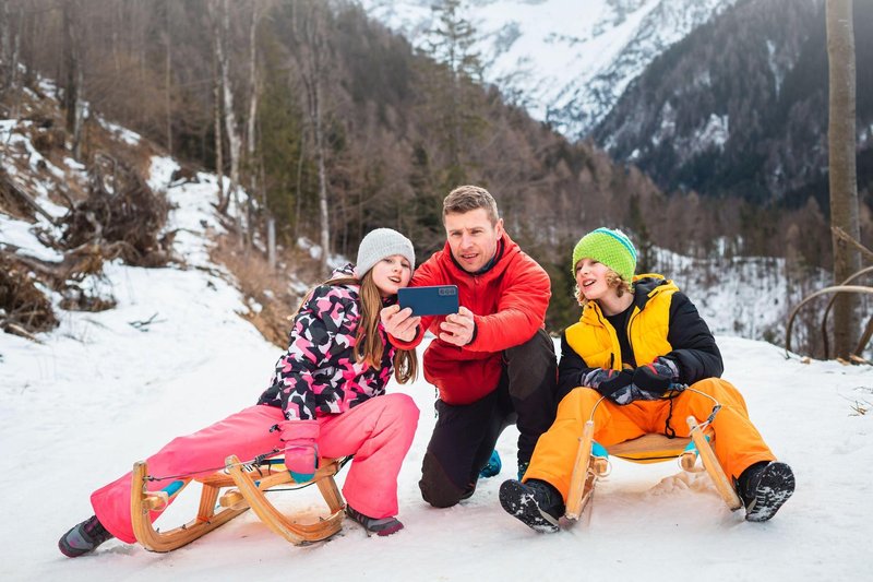 Onkraj smučanja in sankanja – kako lahko na zimskih počitnicah še ustvarjate zares edinstvene spomine