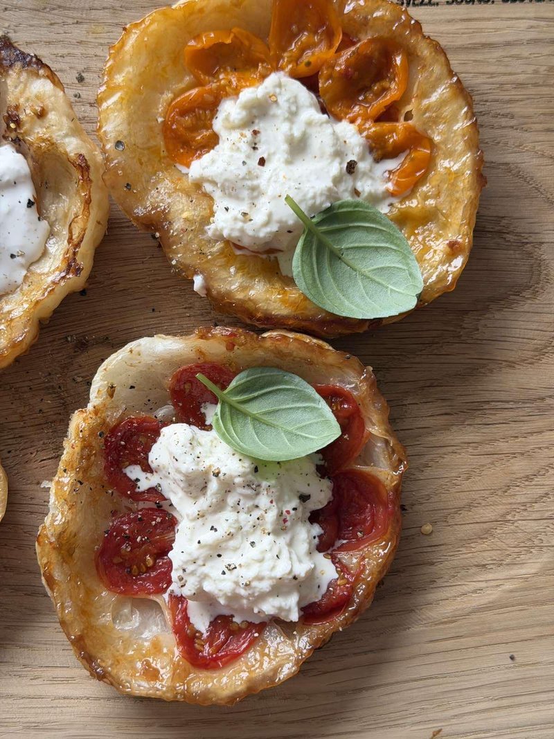 VIDEO recept: Poustvarite 2 slastni jedi po navdihu kulinaričnih vplivnežev (v obeh kraljuje češnjev paradižnik!)