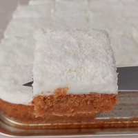 Sočno domače pecivo z vaniljevo kremo: najcenejša sladica, ki deluje razkošno