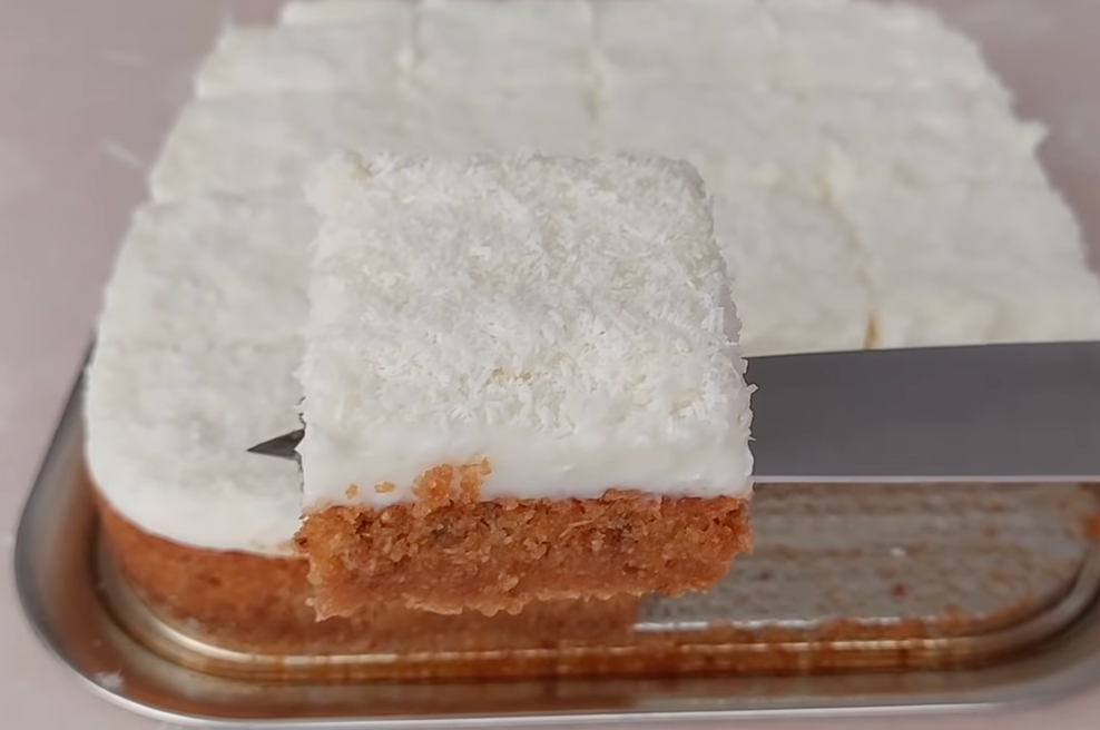 Sočno domače pecivo z vaniljevo kremo: najcenejša sladica, ki deluje razkošno (foto: YouTube / Posnetek zaslona)