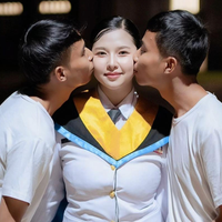 V razmerju je z dvema enojajčnima dvojčkoma, vsi živijo skupaj: »Med njima nisem mogla izbrati«