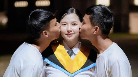 V razmerju je z dvema enojajčnima dvojčkoma, vsi živijo skupaj: »Med njima nisem mogla izbrati«