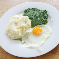 To je najboljši recept za kremno špinačo: priloga iz otroštva, ki se je vedno jedla s pire krompirjem