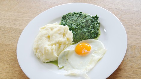 To je najboljši recept za kremno špinačo: priloga iz otroštva, ki se je vedno jedla s pire krompirjem