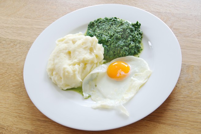 To je najboljši recept za kremno špinačo: priloga iz otroštva, ki se je vedno jedla s pire krompirjem