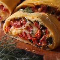 Recept, ki navdušuje vse generacije: tako pripravite slani štrudelj, ki se mu ne boste mogli upreti