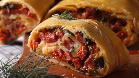 Recept, ki navdušuje vse generacije: tako pripravite slani štrudelj, ki se mu ne boste mogli upreti