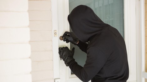 Nekdanji vlomilec razkriva največjo napako, ki jo dela skoraj vsak: zaradi tega imajo tatovi prosto pot v domove