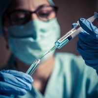 Znanstveniki so končno razrešili skrivnost pojava krvnih strdkov po cepljenju proti COVID-19