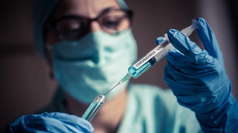 Znanstveniki so končno razrešili skrivnost pojava krvnih strdkov po cepljenju proti COVID-19