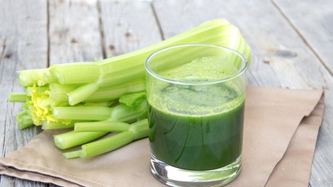 Sok zelene in holesterol: kdaj vam lahko pomaga in kdaj je potrebna previdnost?