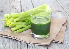 Sok zelene in holesterol: kdaj vam lahko pomaga in kdaj je potrebna previdnost?