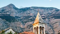 
                                                         Zavežite pohodne čevlje in spakirajte kopalke - to je popolna destinacija, kjer lahko hkrati uživate v gorah in morju