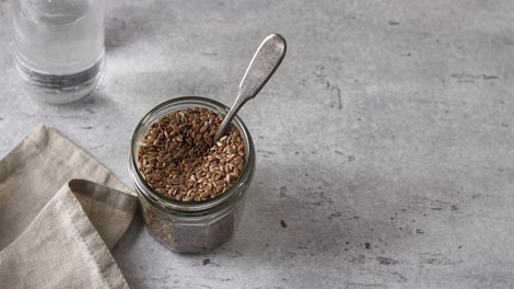 Zeliščar razkriva recept za pomiritev želodca in obnovo črevesja: napitek, ki ga pijete 7 dni