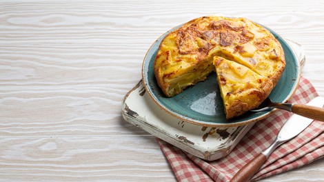 Obrok iz ene posode, pripravljen v pol ure: mehka in sočna pita, za katero vas bodo tudi izkušene gospodinje prosile za recept