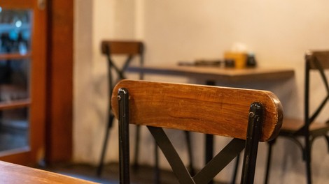 Ali potisnete stol pod mizo, ko vstanete? Psihologi pravijo, da imate 7 lastnosti, ki vas delajo posebne