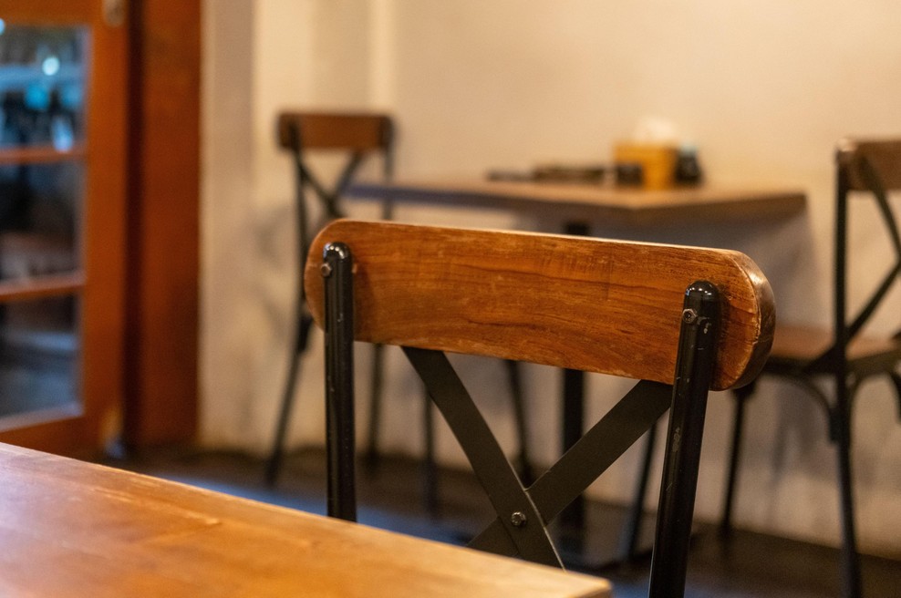 Ali potisnete stol pod mizo, ko vstanete? Psihologi pravijo, da imate 7 lastnosti, ki vas delajo posebne (foto: Profimedia)