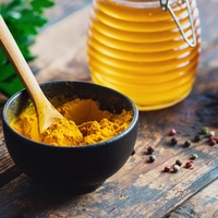 Kurkuma in med: ali je ta kombinacija varna in kakšne učinke ima na telo?