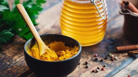 Kurkuma in med: ali je ta kombinacija varna in kakšne učinke ima na telo?