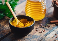 Kurkuma in med: ali je ta kombinacija varna in kakšne učinke ima na telo?
