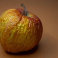 Imate doma nagubana jabolka? Nikar jih ne zavrzite, koristijo lahko vašemu srcu in prebavi