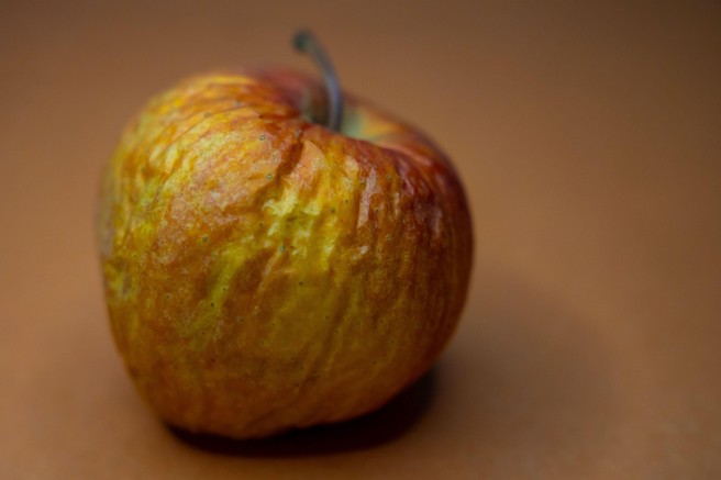 Imate doma nagubana jabolka? Nikar jih ne zavrzite, koristijo lahko vašemu srcu in prebavi