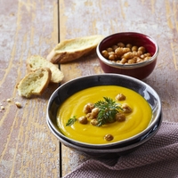 Obvezno si zapišite ta recept: tako iz starega kruha pripravite slastno enolončnico, ki vas bo navdušila