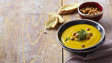 Obvezno si zapišite ta recept: tako iz starega kruha pripravite slastno enolončnico, ki vas bo navdušila