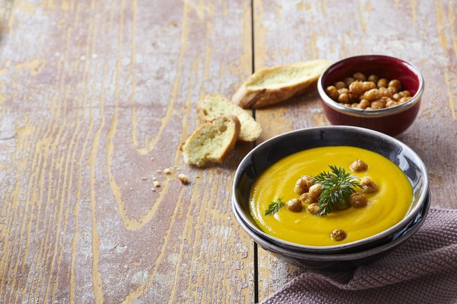 Obvezno si zapišite ta recept: tako iz starega kruha pripravite slastno enolončnico, ki vas bo navdušila