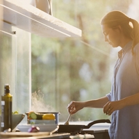Kako med kuhanjem zmanjšati vročino v kuhinji?