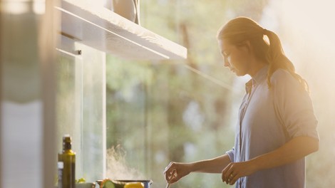Kako med kuhanjem zmanjšati vročino v kuhinji?