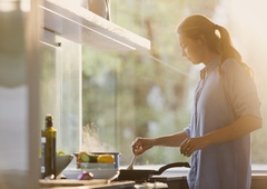 Kako med kuhanjem zmanjšati vročino v kuhinji?