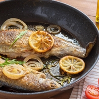 Kako pripraviti sočno in hrustljavo postrv brez moke? Preprost trik za popolno peko v ponvi