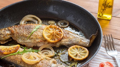 Kako pripraviti sočno in hrustljavo postrv brez moke? Preprost trik za popolno peko v ponvi