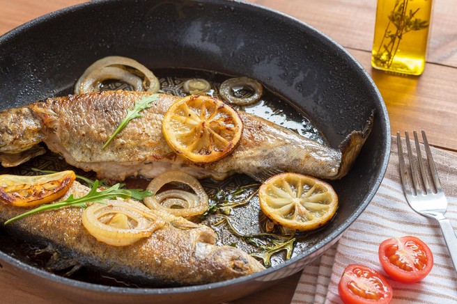 Kako pripraviti sočno in hrustljavo postrv brez moke? Preprost trik za popolno peko v ponvi