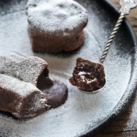 Če iščete hitro čokoladno sladico, si obvezno zapišite ta recept: tako pripravite "lava cake" iz le 3 sestavin