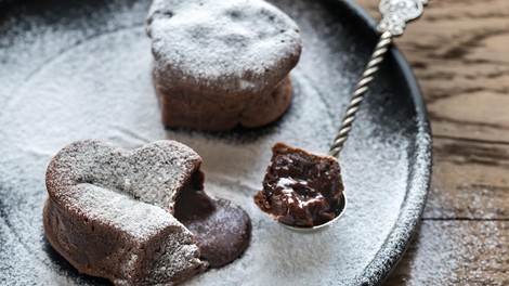 Če iščete hitro čokoladno sladico, si obvezno zapišite ta recept: tako pripravite "lava cake" iz le 3 sestavin