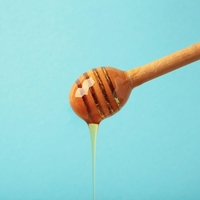 Javorov sirup ali med: kaj je boljša izbira za stabilen krvni sladkor?