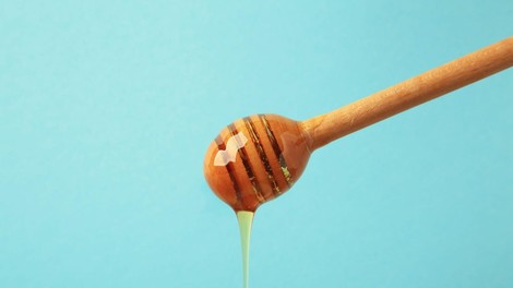 Javorjev sirup ali med: kaj je boljša izbira za stabilen krvni sladkor?